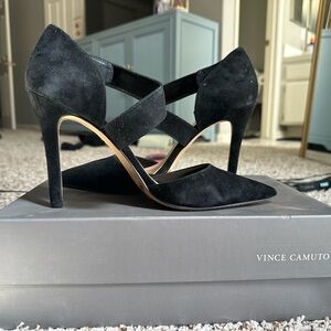 VINCE CAMUTO BLACK POINTED HEEL